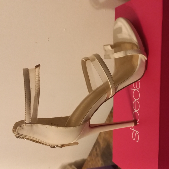 White stileto - Picture 1 of 3